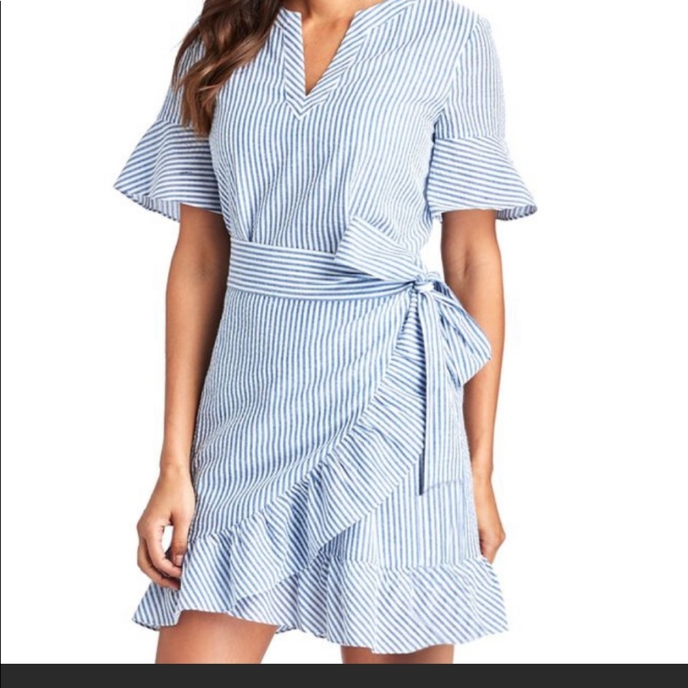 ✨Vineyard Vines Seersucker Wrap Dress💙🤍